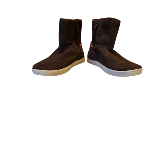 UGG White Label with Black Text Big Kids - Picture 2 of 6